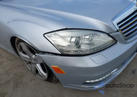 2010 Mercedes-Benz S 550 z USA, uszkodzony, nr VIN WDDNG7BB7AA320426